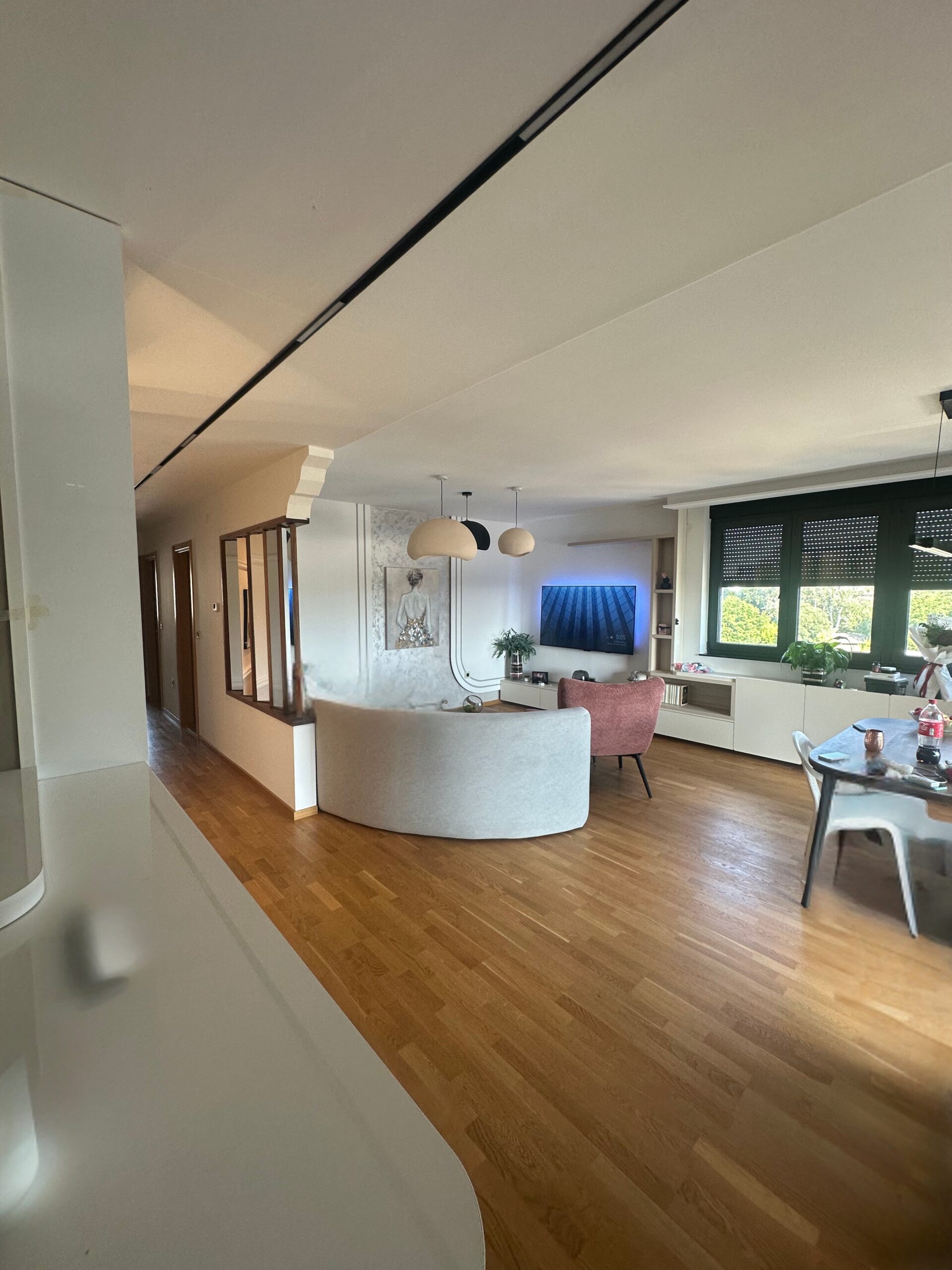 Dnevni prostor z integriranim pohištvom