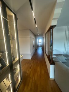 Hodnik z garderobnimi omarami po meri