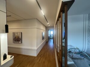 Hodnik z garderobnimi omarami po meri