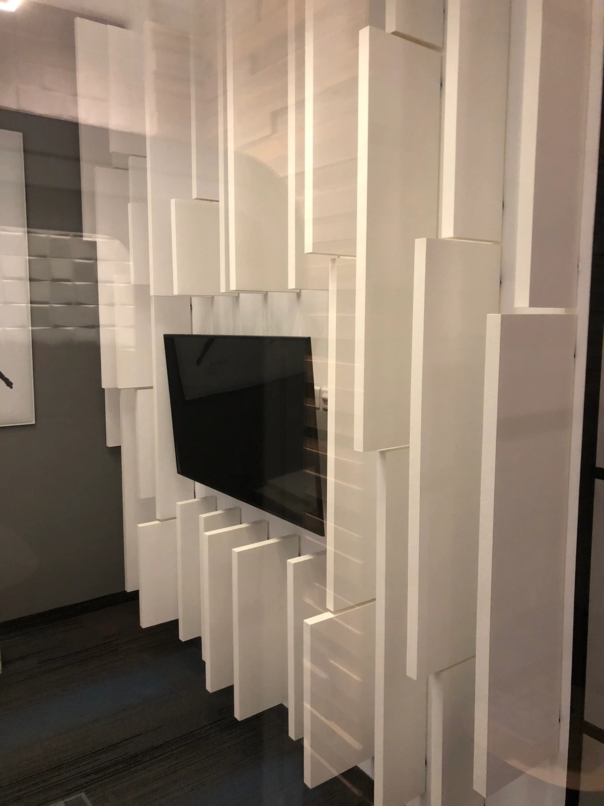 akustični paneli na steni modernega stanovanja v Ljubljani – zvočna izolacija