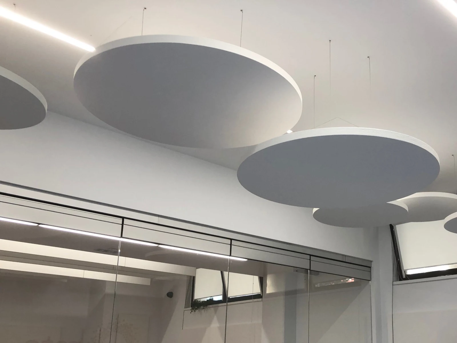 detajl akustičnega panela na stropu pisarne ali dnevne sobe – absorpcija zvoka